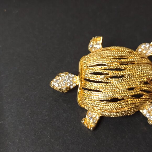 Very Awesome Gold Tone Turtle Brooch With Clear Stones - Picture 5 of 11